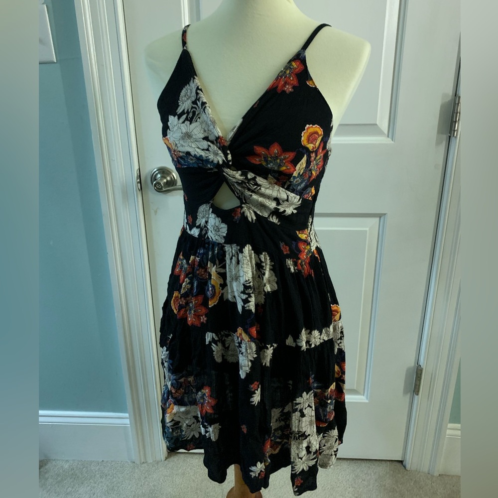 COTTAGECORE black floral print mini dress!! Size large from ANGIE 🌹♣️🤍